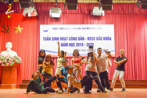 Tân sinh viên trường Báo tranh biện "cực gắt" về thái độ và tri thức trong học tập khiến hội trường sôi sục - Ảnh 2. Tân sinh viên trường Báo tranh biện "cực gắt" về thái độ và tri thức trong học tập khiến hội trường sôi sục - Ảnh 2.