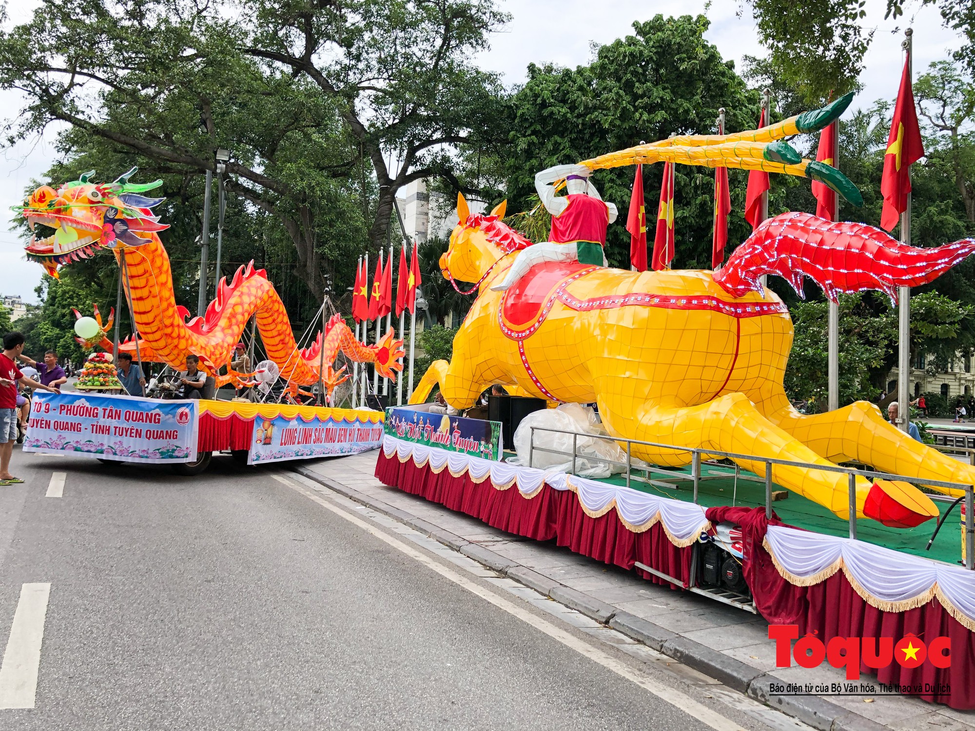 Người dân thủ đô thích thú ngắm 2 xe đèn trung thu siêu to xuất hiện trên đường phố Hà Nội1