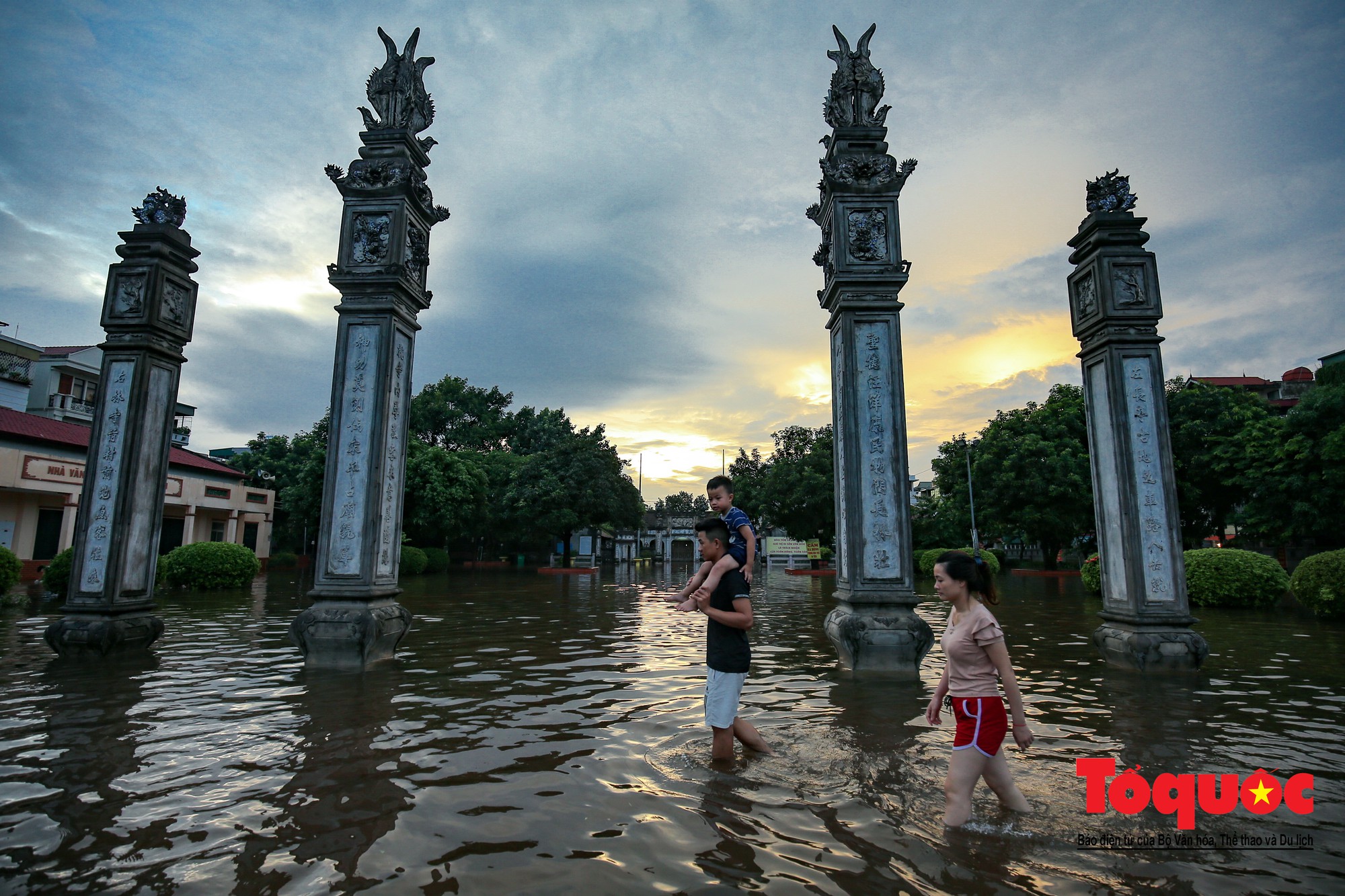 Người dân thủ đô thích thú với công viên nước bất đắc dĩ trong sân đình26