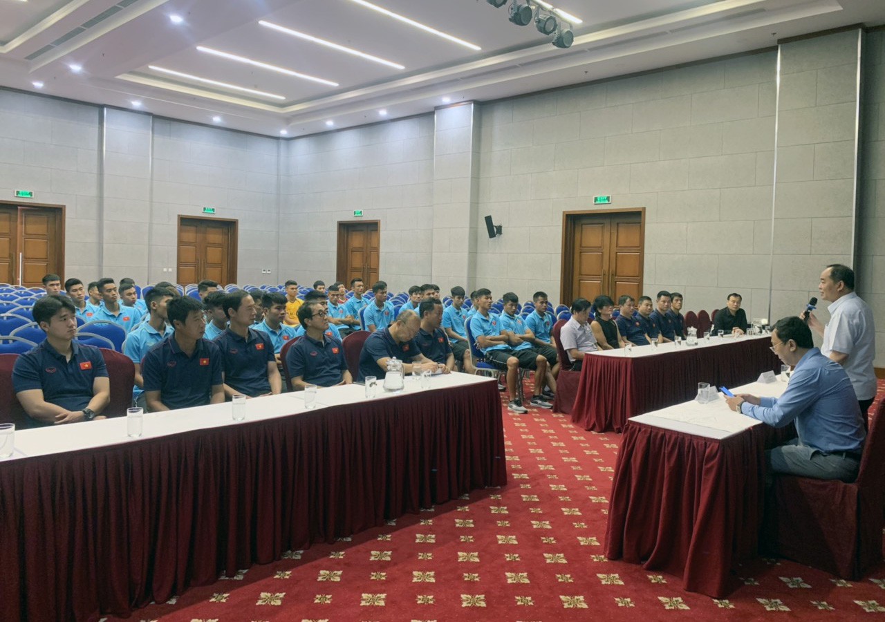 Thứ trưởng, Chủ tịch VFF Lê Khánh Hải thăm và động viên Đội tuyển U22 Việt Nam - Ảnh 2.