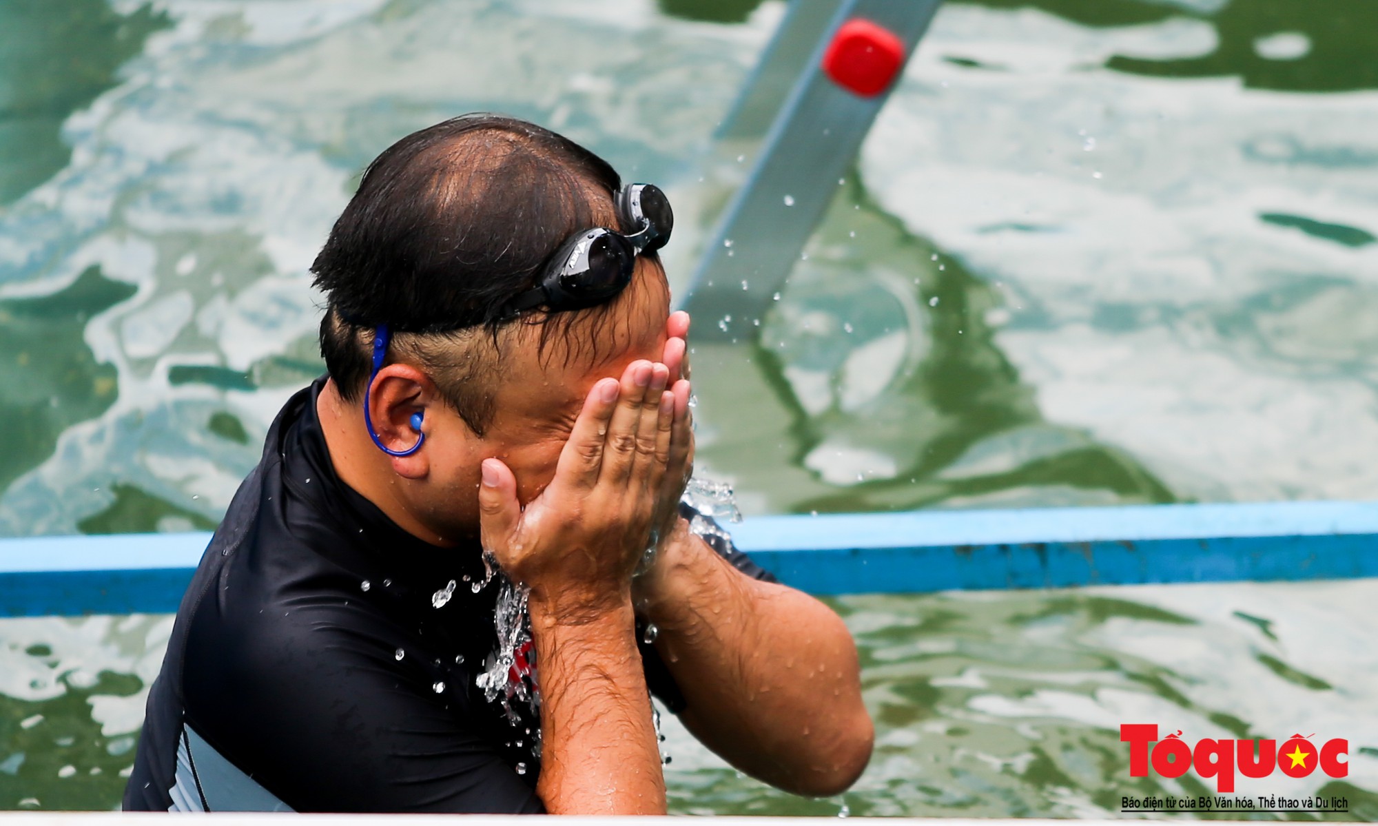 Ngỡ ngàng chuyên gia Nhật Bản bơi lặn, tắm dưới sông Tô Lịch  (15)