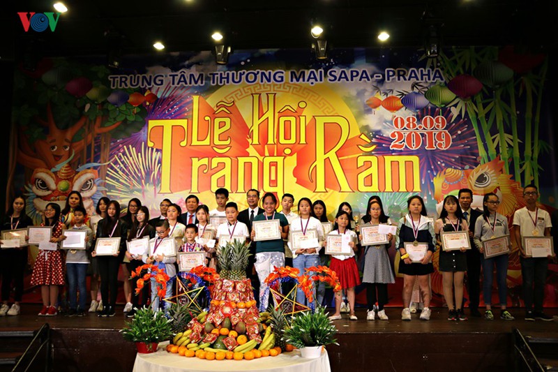 Tết Trung thu đầm ấm, đủ đầy của trẻ em Việt tại Séc - Ảnh 5. Tết Trung thu đầm ấm, đủ đầy của trẻ em Việt tại Séc - Ảnh 5.