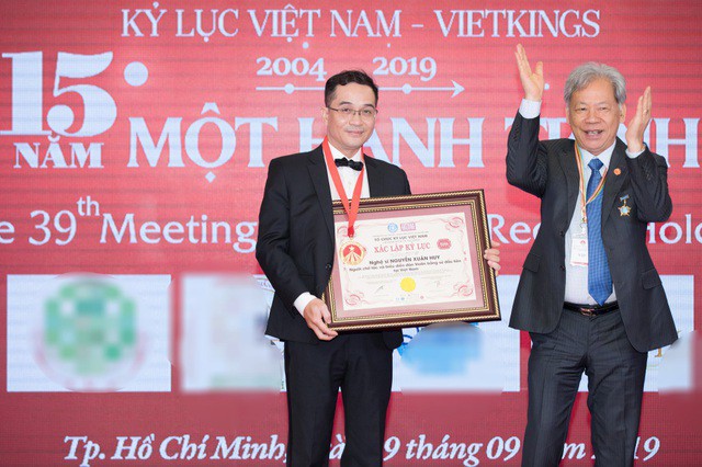 Khánh Thi tiết lộ anh trai nhận kỷ lục Việt Nam về chế tác violin bằng sứ - Ảnh 6.