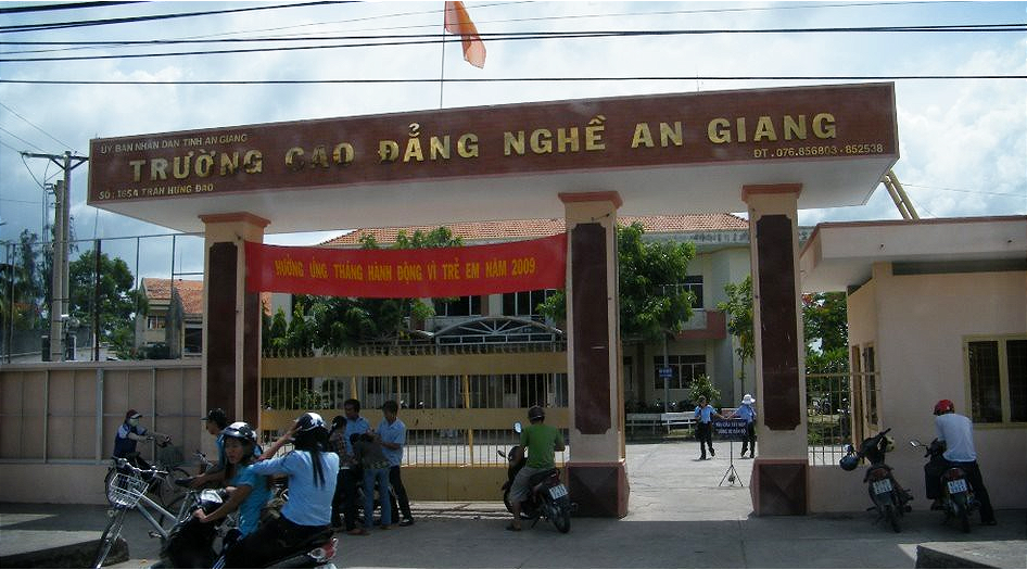 Phát hiện nhiều sai phạm ở trường cao đẳng nghề với số tiền thu chi sai quy định lên đến gần 27 tỷ đồng Phát hiện nhiều sai phạm ở trường cao đẳng nghề với số tiền thu chi sai quy định lên đến gần 27 tỷ đồng
