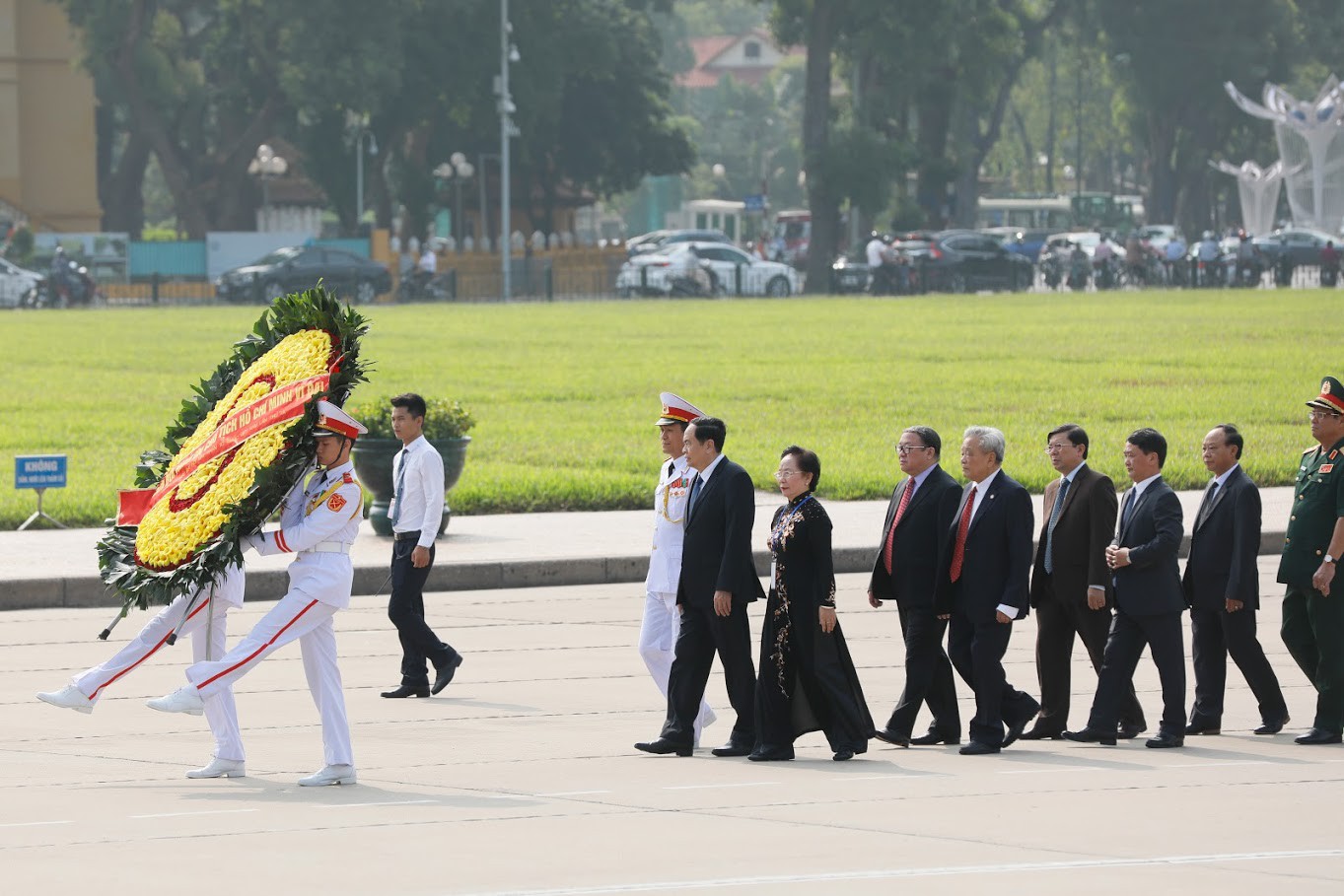 Đại biểu dự Đại hội đại biểu toàn quốc MTTQ Việt Nam viếng Chủ tịch Hồ Chí Minh - Ảnh 1.