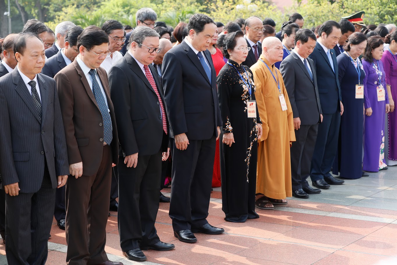 Đại biểu dự Đại hội đại biểu toàn quốc MTTQ Việt Nam viếng Chủ tịch Hồ Chí Minh - Ảnh 11.