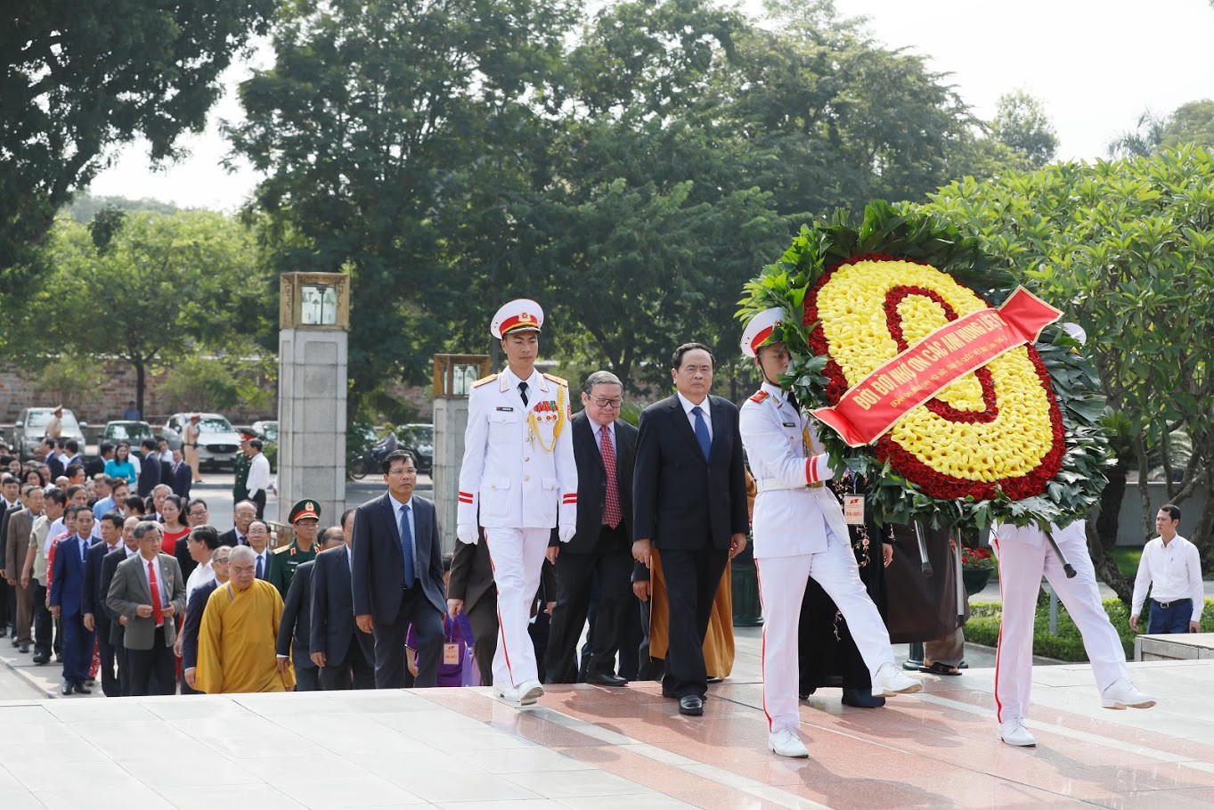 Đại biểu dự Đại hội đại biểu toàn quốc MTTQ Việt Nam viếng Chủ tịch Hồ Chí Minh - Ảnh 2.