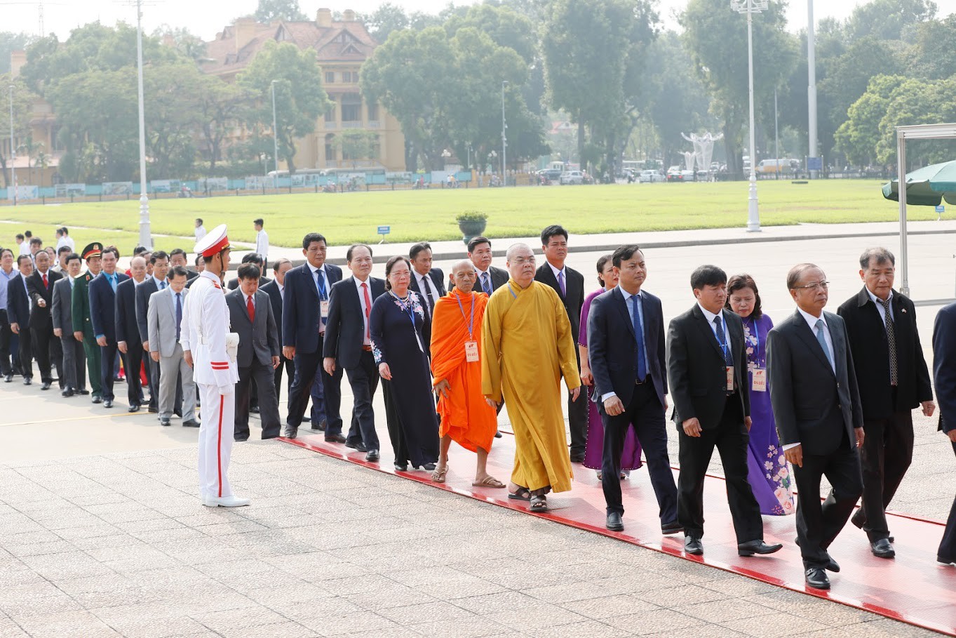 Đại biểu dự Đại hội đại biểu toàn quốc MTTQ Việt Nam viếng Chủ tịch Hồ Chí Minh - Ảnh 5.