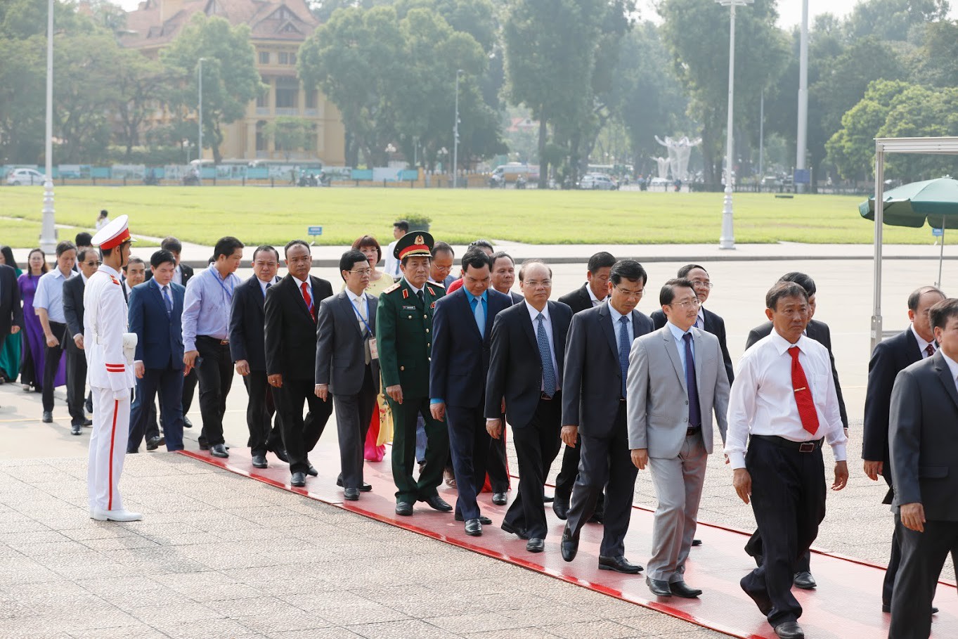 Đại biểu dự Đại hội đại biểu toàn quốc MTTQ Việt Nam viếng Chủ tịch Hồ Chí Minh - Ảnh 7.