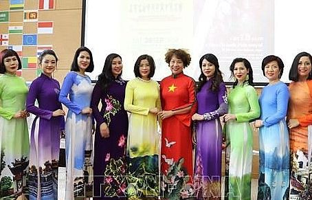 Ấn tượng áo dài Việt Nam trong Ngày hội văn hóa quốc tế tại Nam Phi