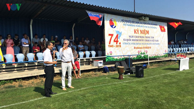 Người Việt tại Slovakia tưng bừng kỷ niệm Quốc khánh 2/9 - Ảnh 1. Người Việt tại Slovakia tưng bừng kỷ niệm Quốc khánh 2/9 - Ảnh 1.