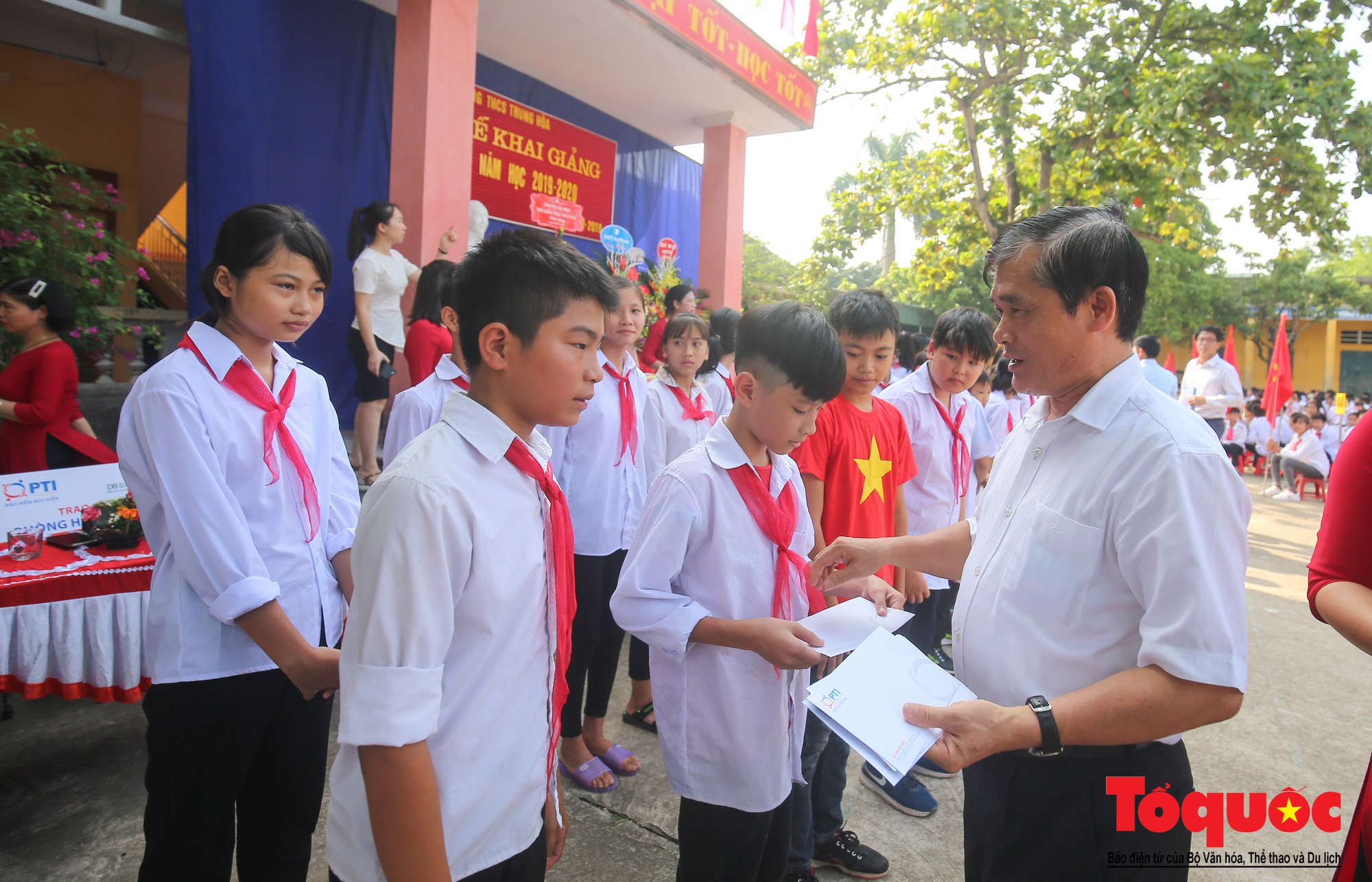 PTI trao tặng học bổng cho học sinh nghèo tại Hưng Yên (11)