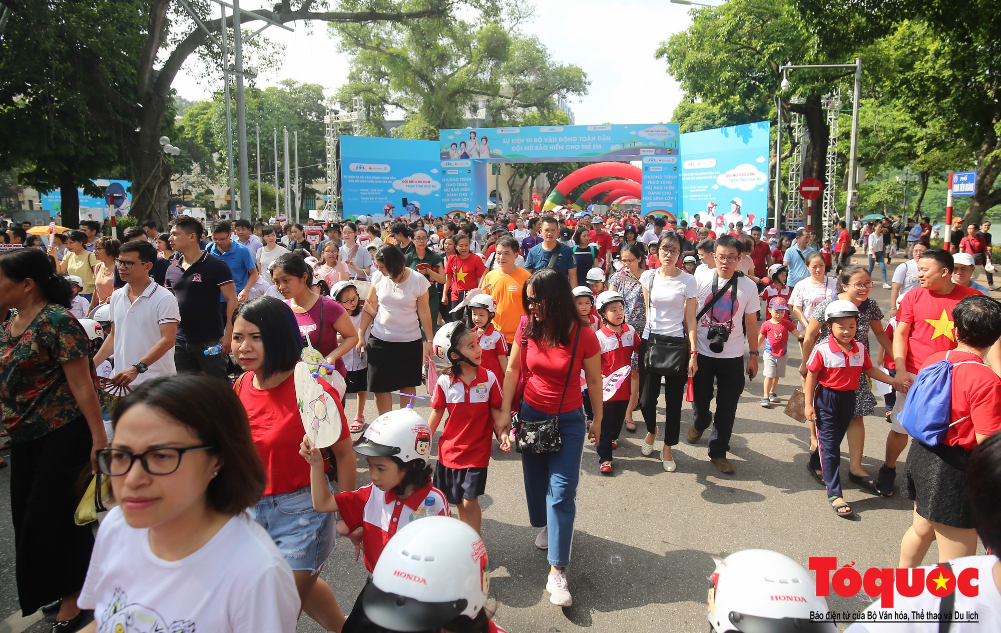 Gần 4000 em nhỏ cùng gia đình đi bộ vận động toàn dân“Đội mũ bảo hiểm cho trẻ em” (11)