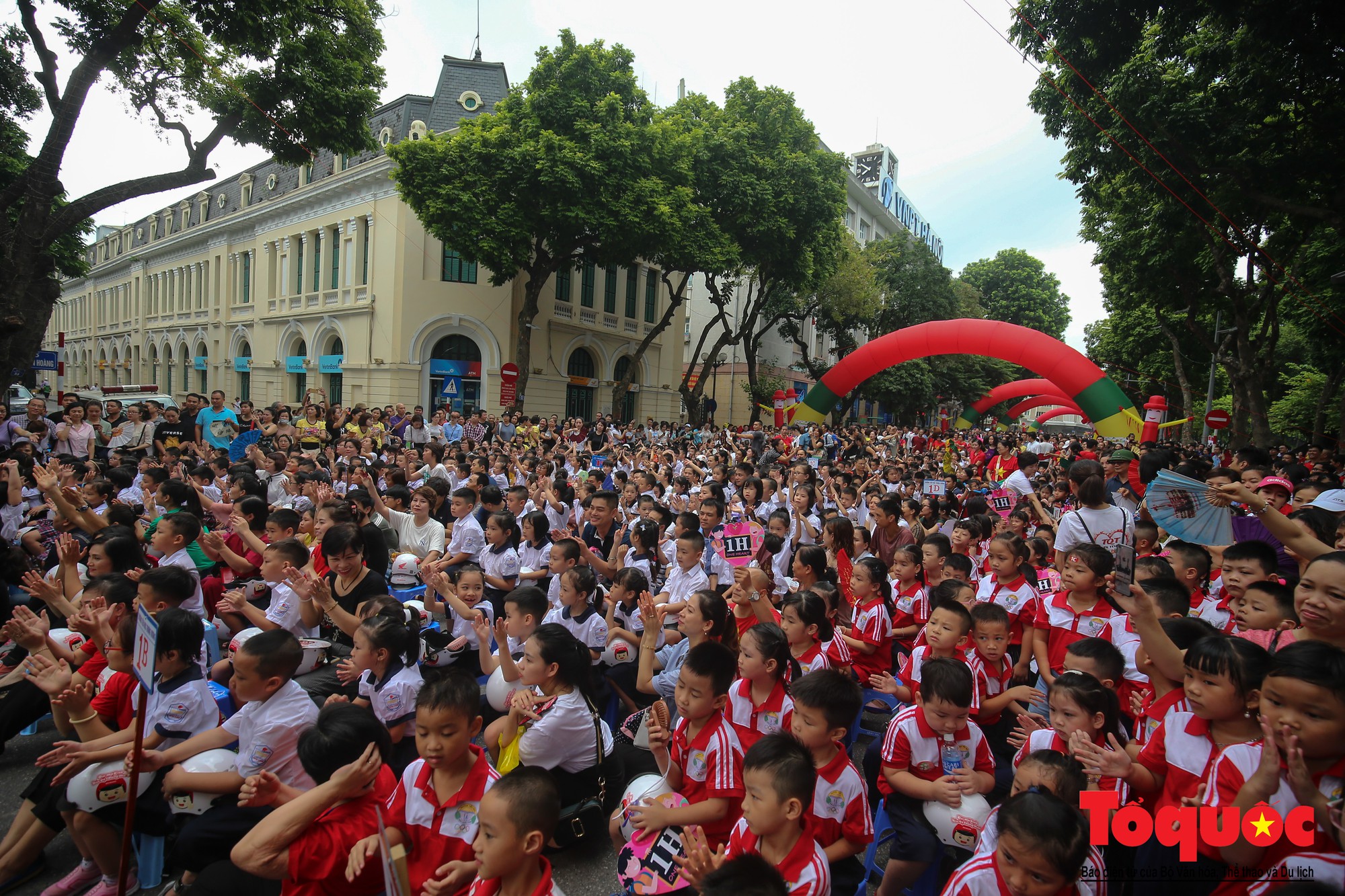 Gần 4000 em nhỏ cùng gia đình đi bộ vận động toàn dân“Đội mũ bảo hiểm cho trẻ em” (2)