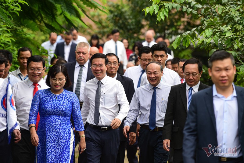 Ông Võ Văn Thưởng xúc động khi về trường cũ dự khai giảng - Ảnh 1. Ông Võ Văn Thưởng xúc động khi về trường cũ dự khai giảng - Ảnh 1.