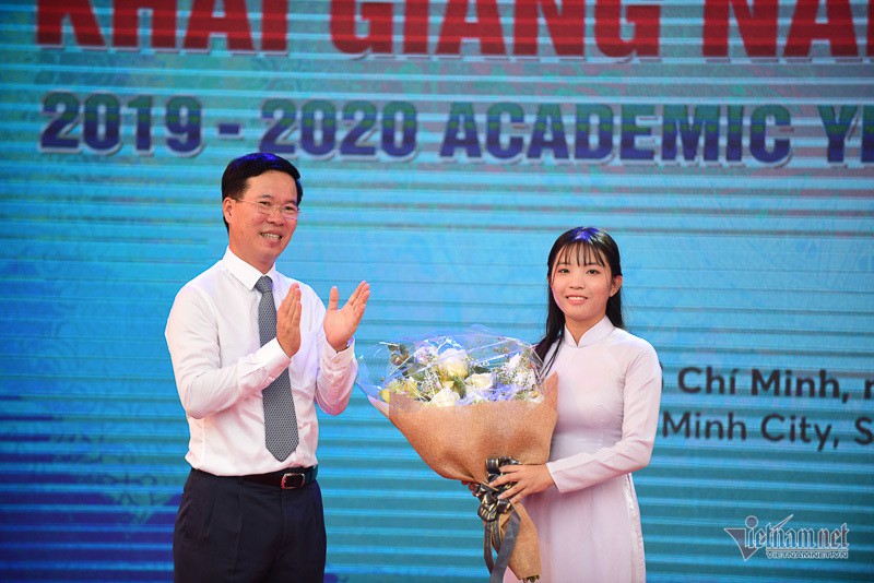 Ông Võ Văn Thưởng xúc động khi về trường cũ dự khai giảng - Ảnh 10. Ông Võ Văn Thưởng xúc động khi về trường cũ dự khai giảng - Ảnh 10.