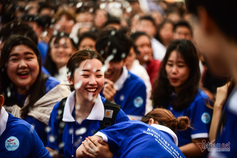 Ông Võ Văn Thưởng xúc động khi về trường cũ dự khai giảng - Ảnh 13. Ông Võ Văn Thưởng xúc động khi về trường cũ dự khai giảng - Ảnh 13.
