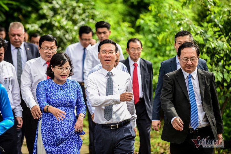 Ông Võ Văn Thưởng xúc động khi về trường cũ dự khai giảng - Ảnh 2. Ông Võ Văn Thưởng xúc động khi về trường cũ dự khai giảng - Ảnh 2.