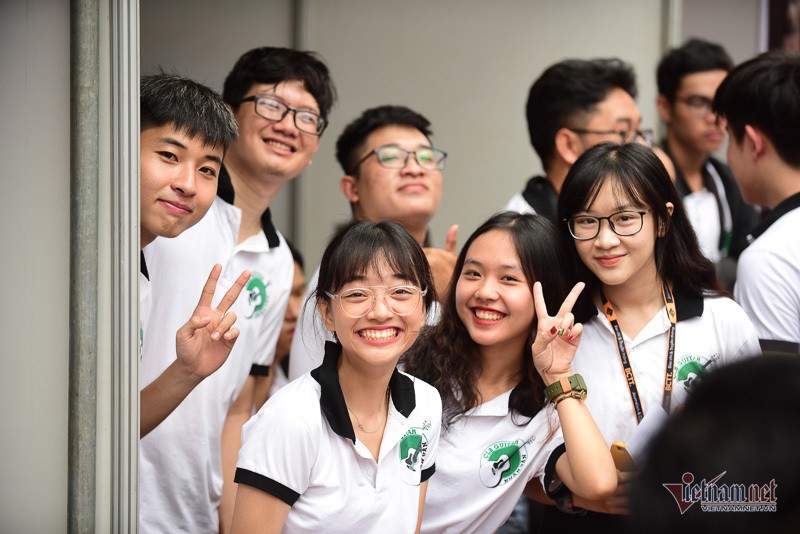 Ông Võ Văn Thưởng xúc động khi về trường cũ dự khai giảng - Ảnh 8. Ông Võ Văn Thưởng xúc động khi về trường cũ dự khai giảng - Ảnh 8.