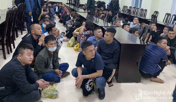 Nghệ An: Công an vây ráp bắt hơn 100 người đang tham gia đánh bạc trong quán Karaoke - Ảnh 2.