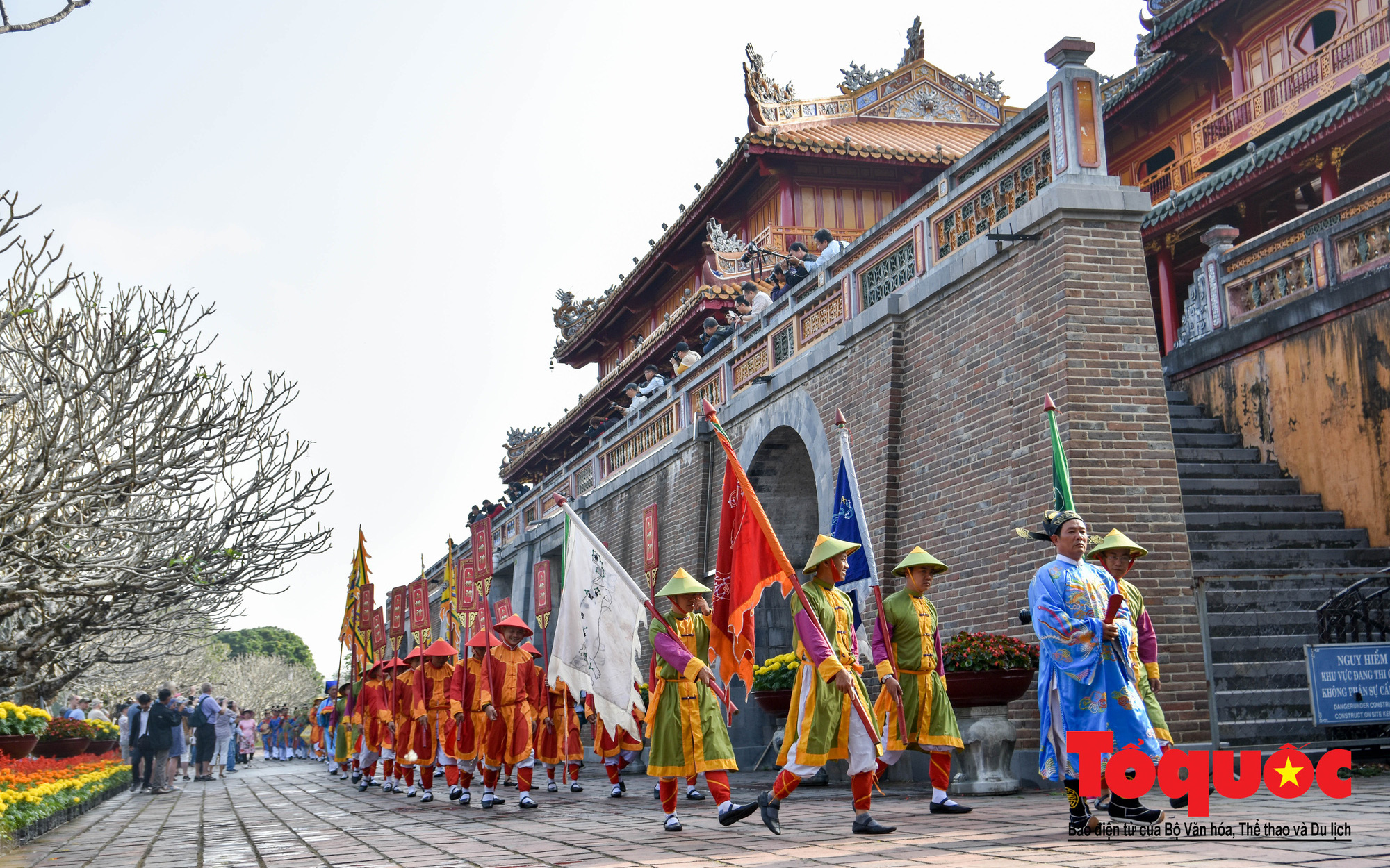Du khách thích thú xem tái hiện nghi lễ dựng nêu đón Tết tại Kinh thành Huế