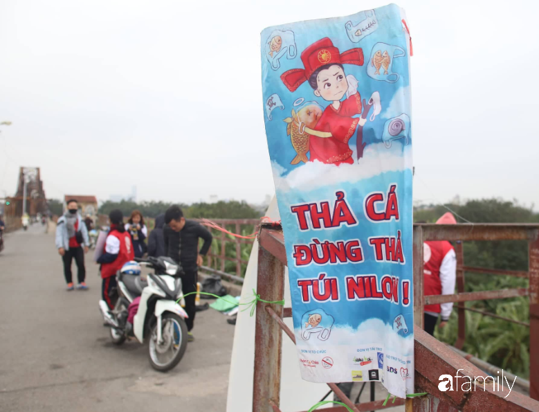 Người nước ngoài cùng học sinh giơ cao khẩu hiệu &quot;Đừng để Táo quân mang rác lên chầu&quot; ngày lễ ông Công ông Táo - Ảnh 3.