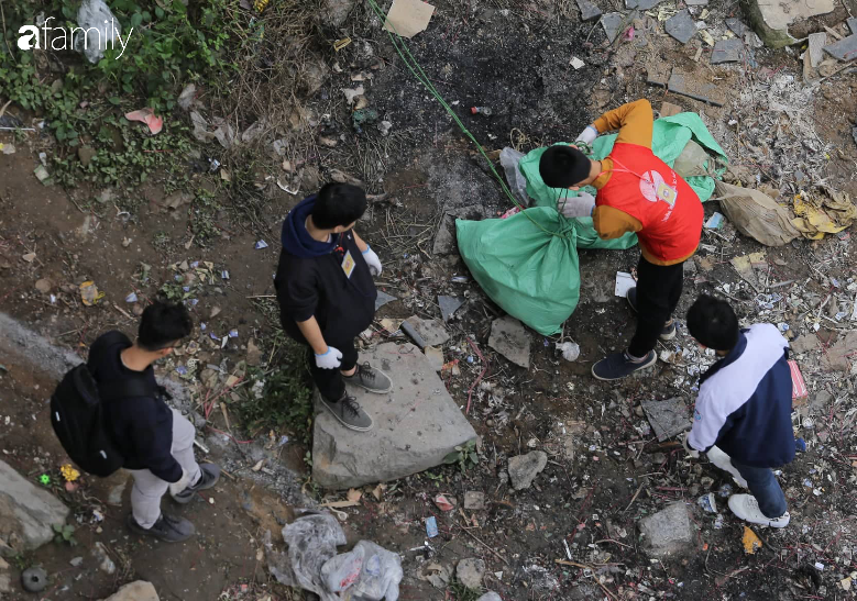 Người nước ngoài cùng học sinh giơ cao khẩu hiệu &quot;Đừng để Táo quân mang rác lên chầu&quot; ngày lễ ông Công ông Táo - Ảnh 7.