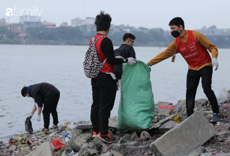 Người nước ngoài cùng học sinh giơ cao khẩu hiệu &quot;Đừng để Táo quân mang rác lên chầu&quot; ngày lễ ông Công ông Táo - Ảnh 8.