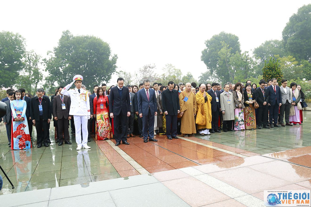Đoàn đại biểu kiều bào dự Xuân Quê hương 2020 vào Lăng viếng Chủ tịch Hồ Chí Minh - Ảnh 1.