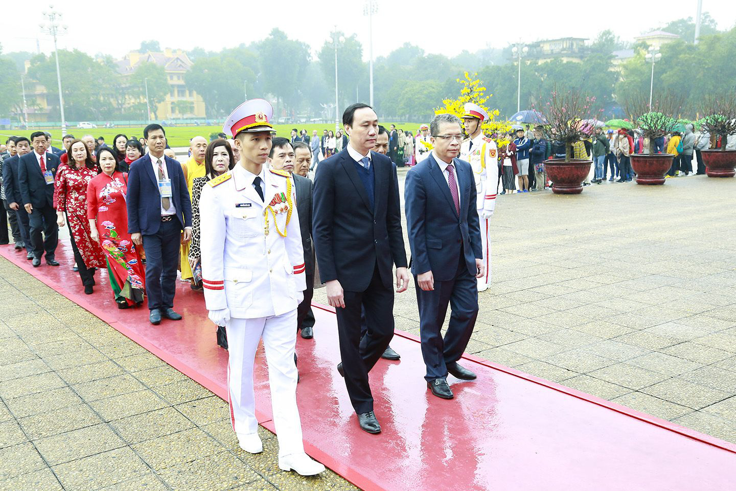 Đoàn đại biểu kiều bào dự Xuân Quê hương 2020 vào Lăng viếng Chủ tịch Hồ Chí Minh - Ảnh 2.