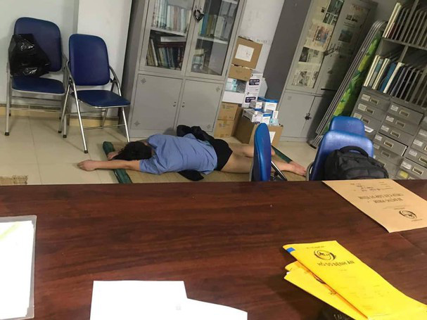 Nghệ An: Xác minh hình ảnh bác sĩ trực ôm nữ sinh viên ngủ trong bệnh viện - Ảnh 1.