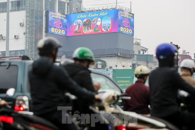 Đường phố Hà Nội trang hoàng đón Tết Canh Tý 2020 - Ảnh 1.