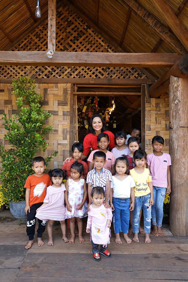 Sao Việt quây quần bên người thân ngày mùng một Tết - Ảnh 3. Sao Việt quây quần bên người thân ngày mùng một Tết - Ảnh 3.