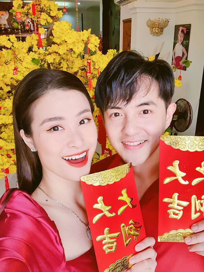 Sao Việt quây quần bên người thân ngày mùng một Tết - Ảnh 8. Sao Việt quây quần bên người thân ngày mùng một Tết - Ảnh 8.