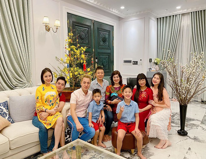 Sao Việt quây quần bên người thân ngày mùng một Tết - Ảnh 5. Sao Việt quây quần bên người thân ngày mùng một Tết - Ảnh 5.