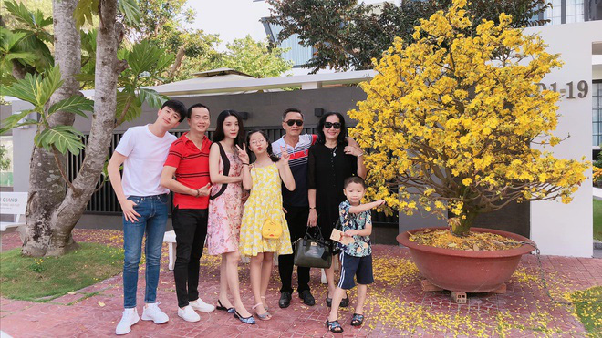 Sao Việt quây quần bên người thân ngày mùng một Tết - Ảnh 4. Sao Việt quây quần bên người thân ngày mùng một Tết - Ảnh 4.
