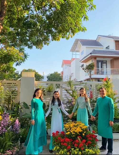 Sao Việt quây quần bên người thân ngày mùng một Tết - Ảnh 2. Sao Việt quây quần bên người thân ngày mùng một Tết - Ảnh 2.
