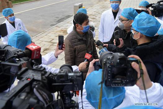 Bệnh nhân trả lời phỏng vấn tại Bệnh viện Đại học Nam Xương. Ảnh: news.cn