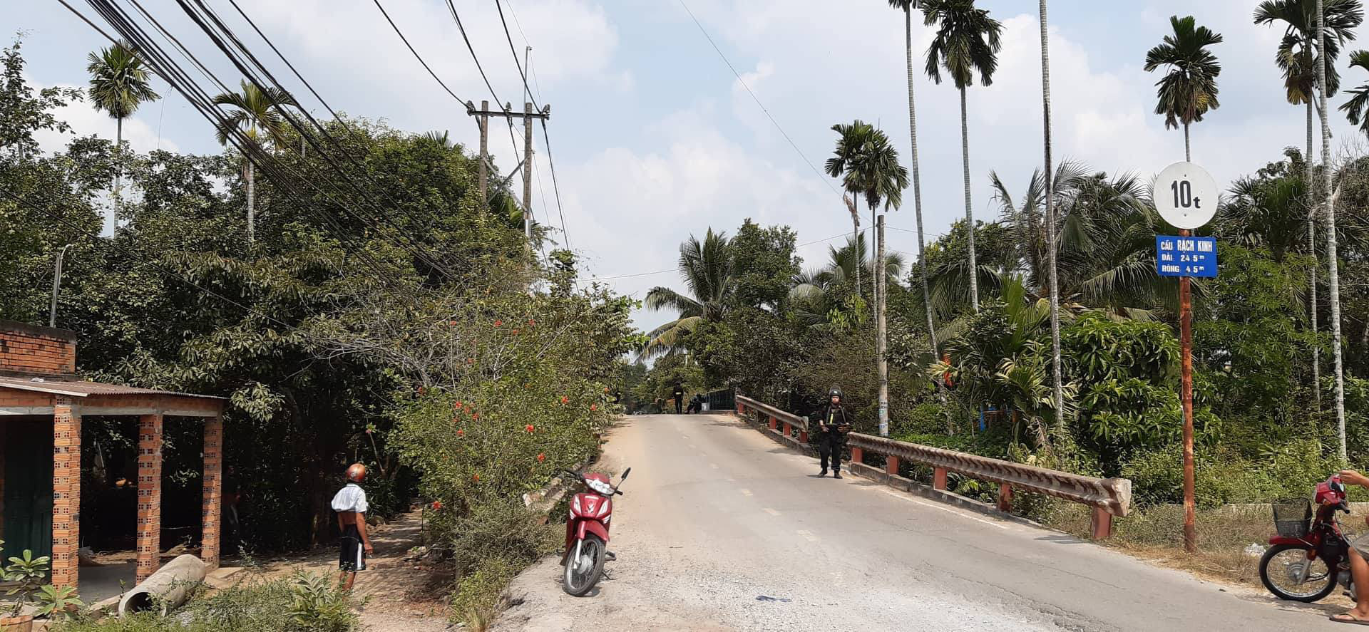 Thanh niên đi cùng nghi phạm nổ súng bắn chết 4 người đã ra đầu thú - Ảnh 1.