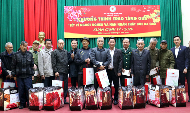 Trưởng Ban Tuyên giáo Trung ương tặng quà Tết hộ nghèo, gia đình chính sách - Ảnh 1.