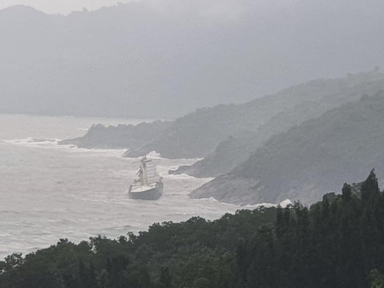 Phát hiện tàu lạ trôi dạt vào vùng biển Thừa Thiên Huế - Ảnh 1.