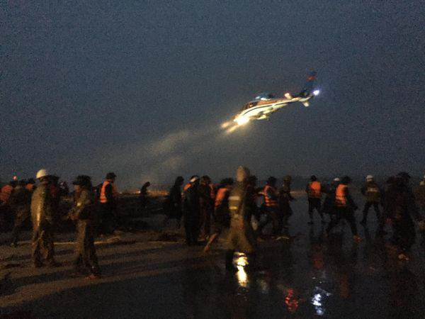 Điều trực thăng cứu hộ 9 người gặp nạn trên vùng biển Quảng Trị - Ảnh 1.