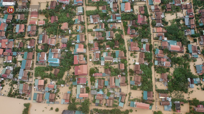 Chùm ảnh, video flycam: Cận cảnh lũ lịch sử nhấn chìm đường sá, ngập hàng ngàn ngôi nhà ở Quảng Bình - Ảnh 7.