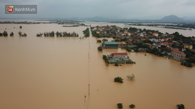 Chùm ảnh, video flycam: Cận cảnh lũ lịch sử nhấn chìm đường sá, ngập hàng ngàn ngôi nhà ở Quảng Bình - Ảnh 4.