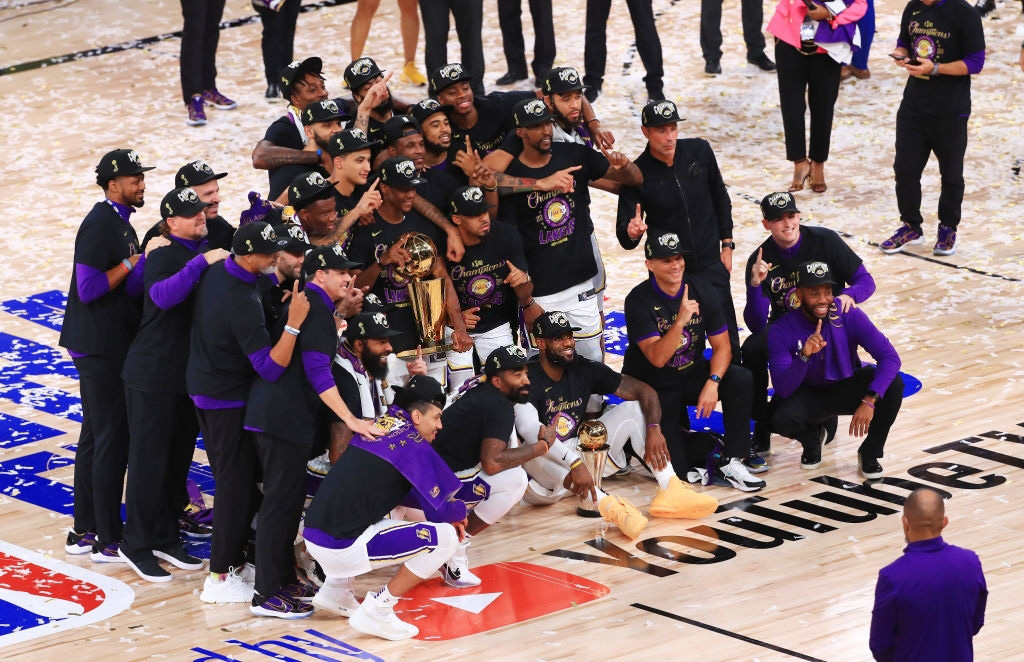 Fan Los Angeles Lakers phớt lờ Covid-19, tràn xuống đường ăn mừng chức vô địch NBA 2020 - Ảnh 1.