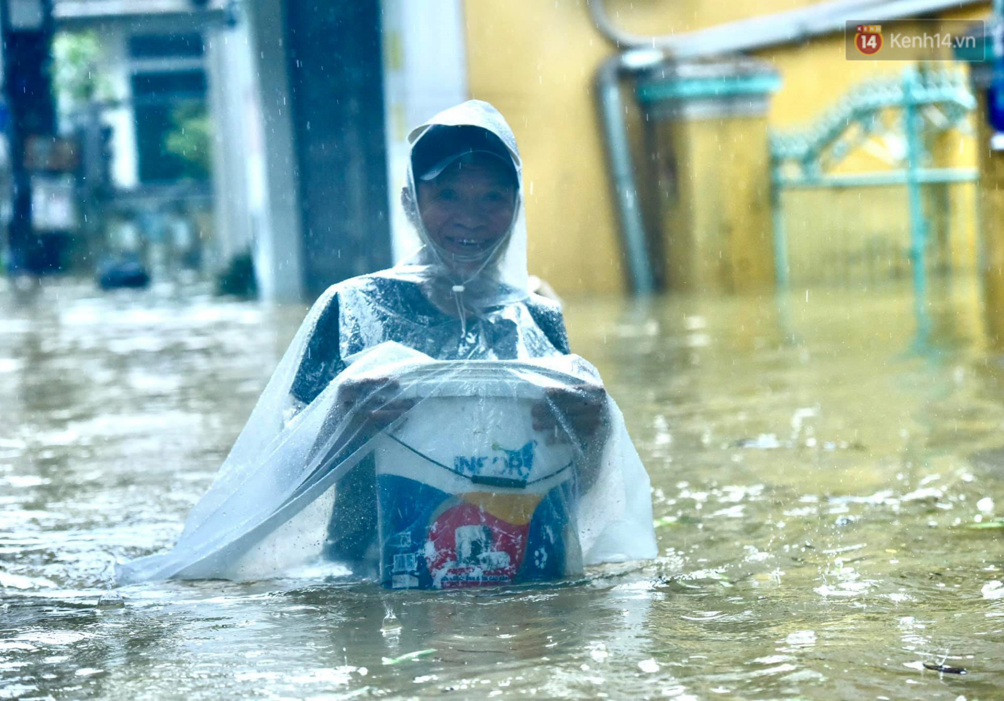 Ảnh: Huế ngập sâu trong biển nước, người dân phải chèo thuyền, lội nước đi mua thực phẩm, sạc điện thoại - Ảnh 4.