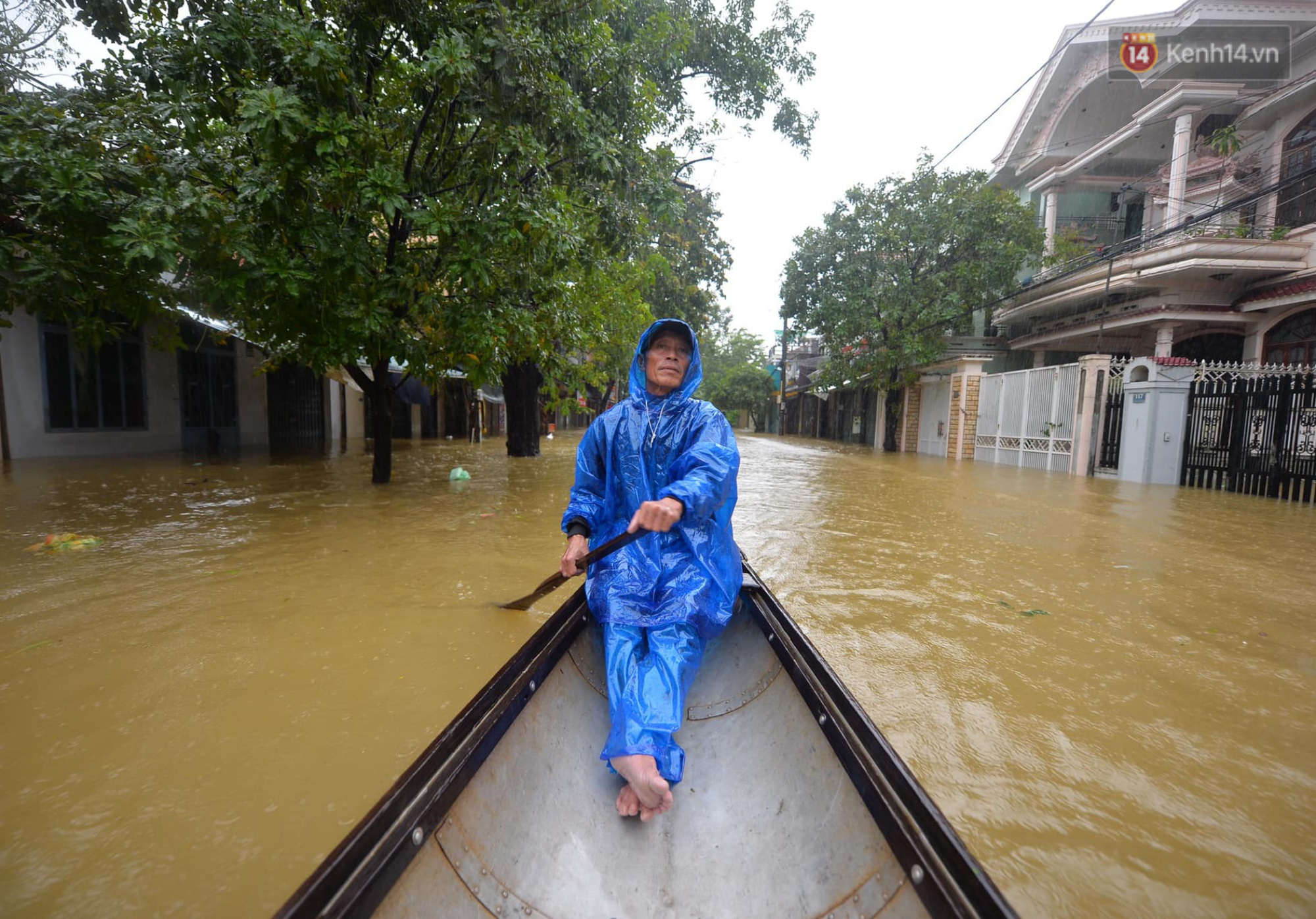 Ảnh: Huế ngập sâu trong biển nước, người dân phải chèo thuyền, lội nước đi mua thực phẩm, sạc điện thoại - Ảnh 5.