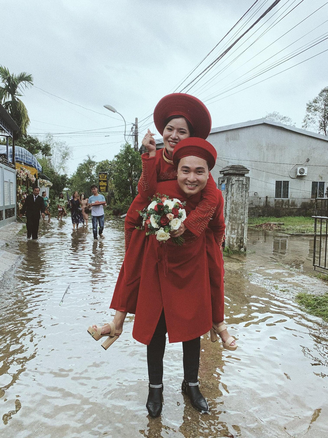 Đám cưới mùa mưa lũ ở Huế: Rước dâu bằng ghe và xe ben, khách mời xắn cao ống quần, lội nước tới chung vui - Ảnh 4.