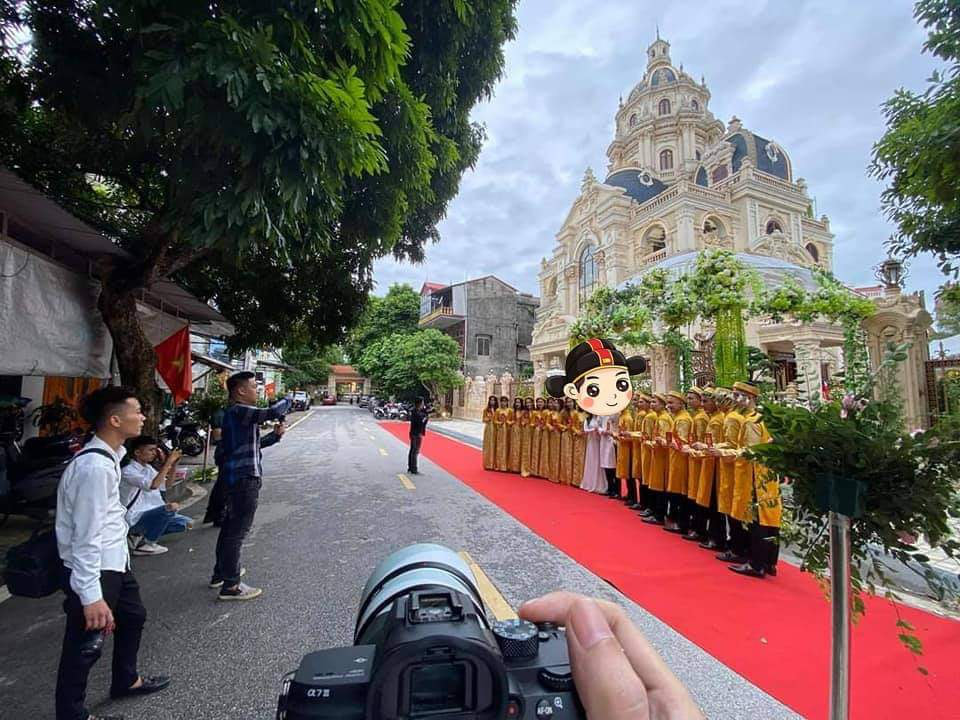 Choáng với đám cưới trong ngôi nhà dát vàng tại Tuyên Quang, đón dâu bằng xe Rolls Royce chiếm ngay spotlight trên mạng xã hội - Ảnh 2.