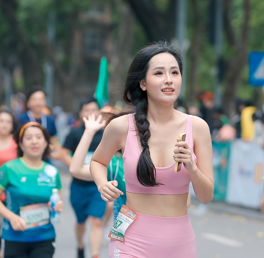 Hoa hậu Mai Phương Thúy nổi bật trên đường chạy - Ảnh 4.